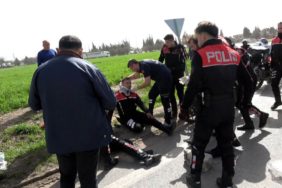 Babasından izinsiz aldığı otomobille polislere çarptı: 2 yaralı