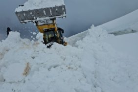 Bitlis'te Karla Mücadele Sürüyor: Kar Kalınlığı 3 Metreyi Aştı