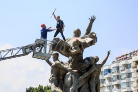 Çıktığı anıtta üzerine benzin döküp dans etti