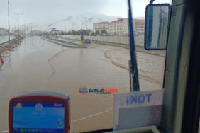 Sağanak sonrası göle dönen yollarda araçlar nasıl ilerlesin, kaldırımlar nasıl kullanılsın