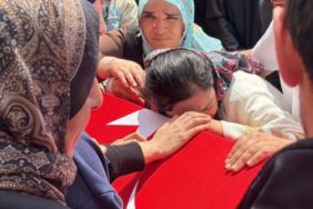 Acılı bir eş, acılı bir evlat | Şehitlerimize son veda: Cenazede kahreden anlar!