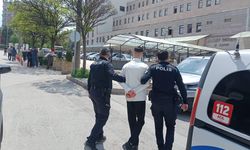 Beyoğlu'nda alkollü sürücünün kullandığı otomobil binanın merdiven boşluğuna düştü