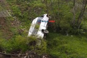 Bitlis'te öğrencileri taşıyan minibüs şarampole devrildi: 7 yaralı