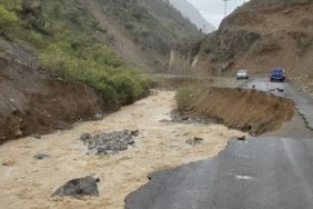 Erzincan'da Kemaliye-Başbağlar kara yolu, heyelan nedeniyle ulaşıma kapatıldı