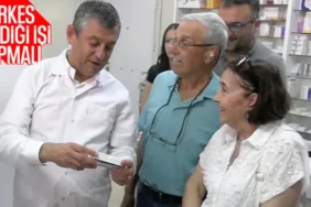 Özgür Özel 19 Yıl Sonra Önlük Giydi! İzmir'de Eczane Tezgahının Başına Geçti