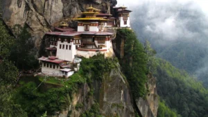 Butan'ın Gizemli Tapınağı: Kaplan Yuvası (Paro Taktsang) Manastırı Nedir?