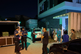 Daireden yayılan koku apartmanı sardı ekipler içeri girince gerçek ortaya çıktı