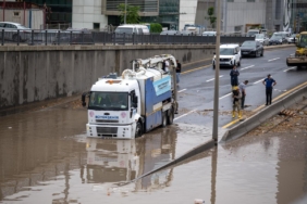 Ankara'yı sel vurdu: Yollar çöktü, araçlar suya gömüldü!