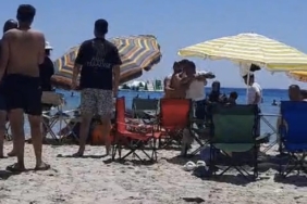 Çeşme'de 'şemsiye' kavgası! Ortalık savaş alanına döndü: O anlar kamerada
