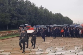 Yeni Parti'den ilk ziyaret Anıtkabir'e! Özgür Özel ve ekibi Ata'nın huzurunda
