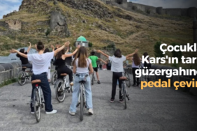 Çocuklar Kars’ın tarihi güzergahında pedal çevirdi