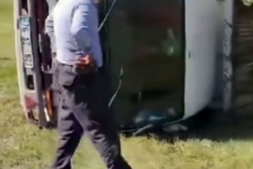 Iğdır’da ot yüklü kamyonet devrildi
