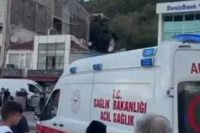 İstanbul'da otomobil yayaların arasına daldı! Yaralılar var