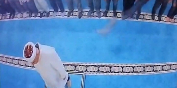 Camide kediyi tekmeleyen şahıs serbest bırakıldı